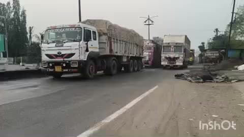 नांदगाव: पुणे इंदोर राष्ट्रीय महामार्गावर मोठ्या प्रमाणात वाहतुकीची कोंडी मनमाड शहरातील नागरिक त्रस्त