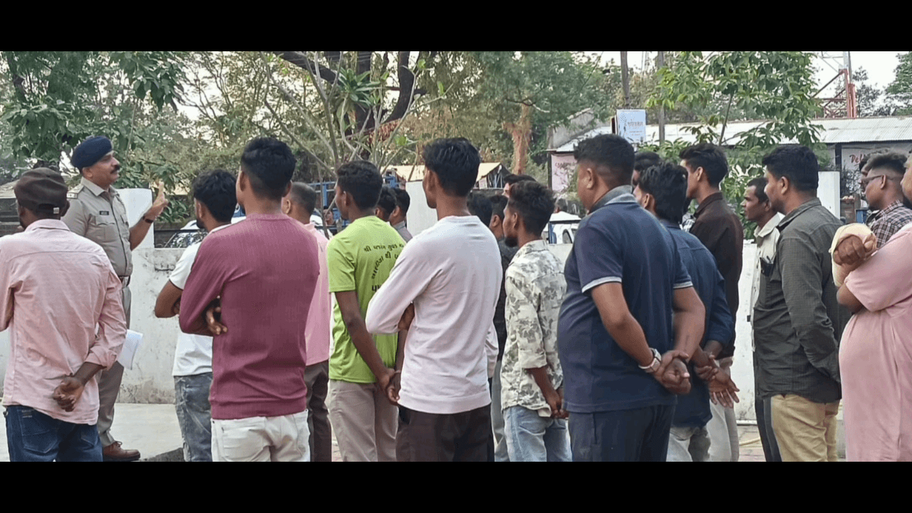 દેવગઢબારીયા: પીપલોદ પોલીસ દ્વારા પો.સ્ટે વિસ્તારમાં કાર્યરત ડી.જે. સંચાલકો અને તેમના ઓપરેટરો સાથે બેઠક યોજાઈ