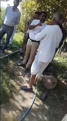 नरसिंहगढ़: नरसिंहगढ़ में बिजली विभाग ने बकायादार किसानों की मोटर निकाली, किसान बोला- जेल में डाल दो पर मोटर नहीं ले जाने दूंगा