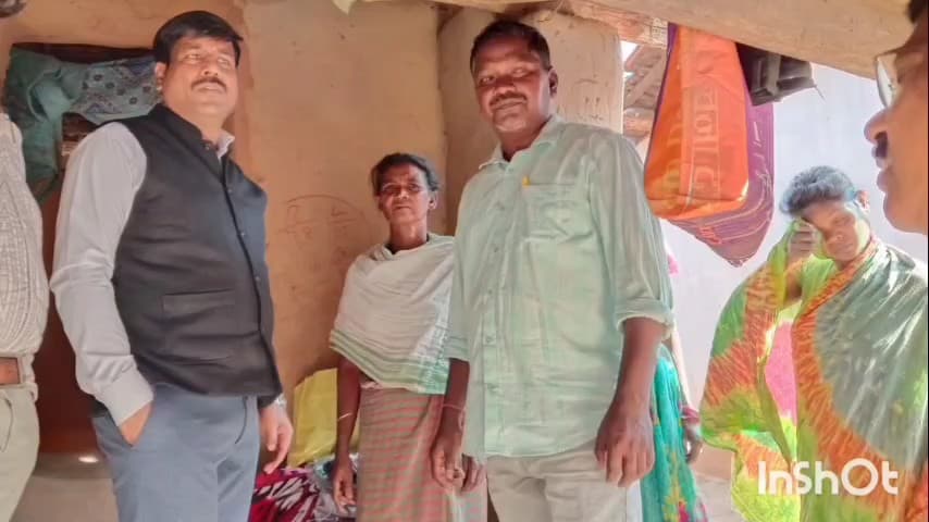 चाईबासा: डालसा चाईबासा के सचिव कलइया गांव पहुंचे, पीड़ित परिवार से मुलाकात कर आर्थिक सहायता दी