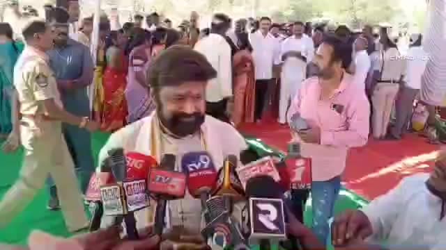 హిందూపూర్‌: పుట్టింది చెన్నై,పెరిగింది హైదరాబాద్,ఆంధ్ర ప్రదేశ్లో తనకు ఇల్లు కూడా లేదని హిందూపురంలో సొంతిల్లు కట్టుకుంటున్నాను బాలయ్య