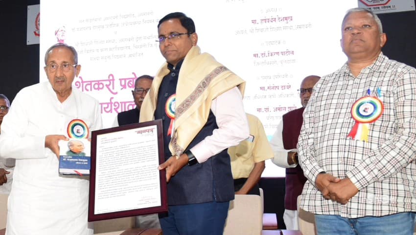 चिखली: जिल्हाधिकारी डॉ. किरण पाटील यांच्या हस्ते शेतकरी प्रबोधन कार्यशाळेचे उत्साहात उद्घाटन