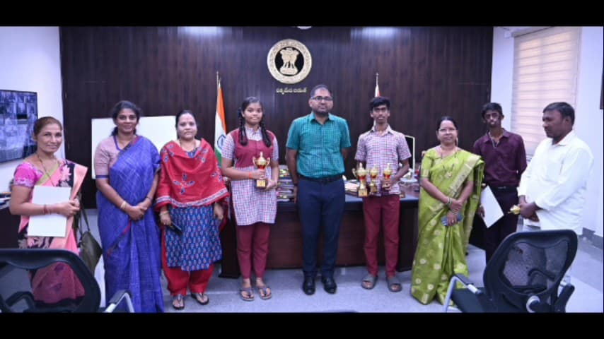మంథని: రాష్ట్ర స్థాయి క్రీడా పోటీల్లో ప్రతిభ కనబరిచిన కమన్ పూర్, రొంపికుంట విద్యారులను అభినందించిన కలెక్టర్ కోయశ్రీ హర్ష
