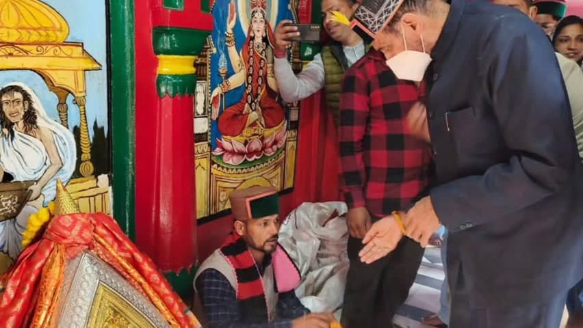 पधर: दरंग विधायक पूर्ण चंद ठाकुर ने मंडी शिवरात्रि महोत्सव में देवी-देवताओं का आशीर्वाद लिया