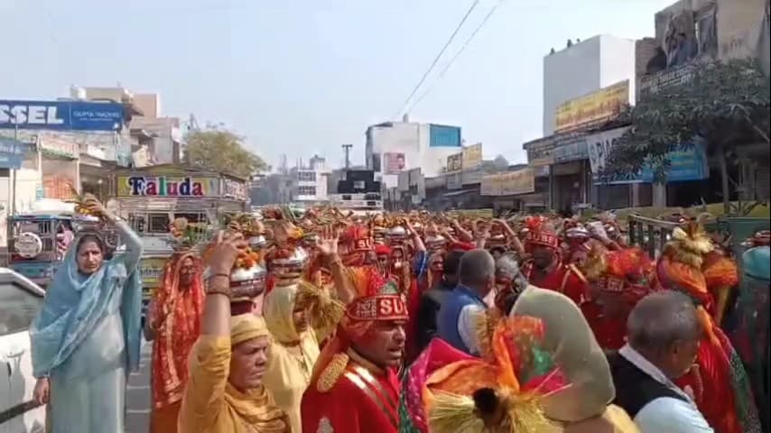 बहादुरगढ़: कलश यात्रा में शामिल हुईं बहादुरगढ़ नगर परिषद की चेयरपर्सन सरोज राठी