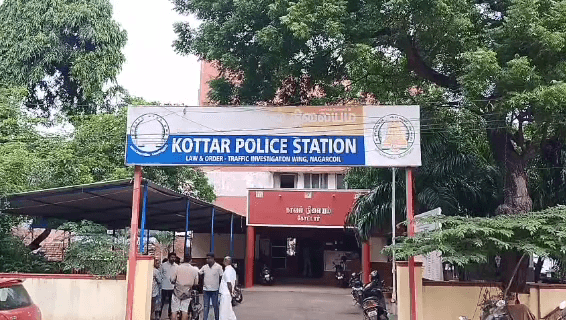 அகஸ்தீஸ்வரம்: நாகர்கோவில் இந்து கல்லூரி பகுதியில் மாணவர்களை தாக்கி செயின் பறித்த கும்பல் மீது வழக்குப்பதிவு.