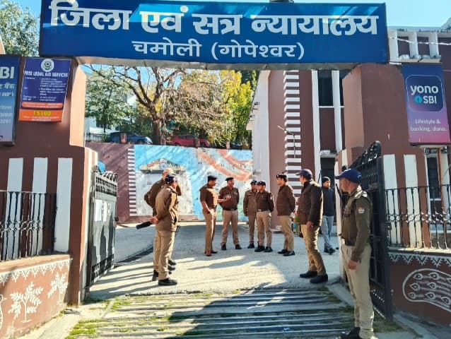 चमोली: न्यायालय की सुरक्षा सर्वोच्च प्राथमिकता: एसपी चमोली ने खुद संभाली कमान, पुलिस बल के साथ किया न्यायालय परिसर की सुरक्षा