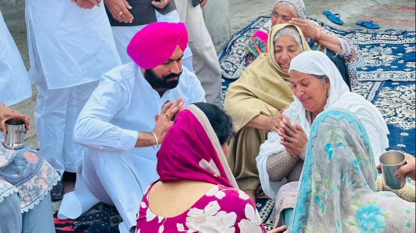 ਤਰਨਤਾਰਨ: ਸਰਪੰਚ ਹਰਬਰਿੰਦਰ ਸਿੰਘ ਦੇ ਪਰਿਵਾਰ ਨਾਲ ਦੁੱਖ ਸਾਂਝਾ ਕਰਨ ਪਹੁੰਚੇ ਕਾਂਗਰਸ ਦੇ ਜ਼ਿਲ੍ਹਾ ਪ੍ਰਧਾਨ ਰਾਜਬੀਰ ਸਿੰਘ ਭੁੱਲਰ