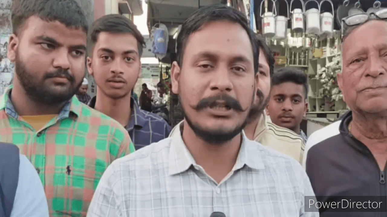 जसपुर: बेरिया तिराहे पर भाजयुमो मंडल अध्यक्ष शुभम पांडेय के नेतृत्व में कार्यकर्ताओं ने फूंका पुतला