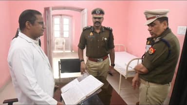 मिलक: डीआईजी मुनिराज ने रिजर्व पुलिस लाइन में खड़े वाहनों की चेकिंग की, संबंधित अफसरों को दिए जरूरी निर्देश