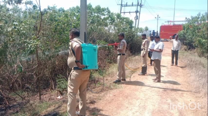 ಕೆ.ಜಿ.ಎಫ್: ಪಟ್ಟಣದಲ್ಲಿ ಕಾಣಿಸಿಕೊಂಡ ಕಾಡ್ಗಿಚ್ಚು ಅಗ್ನಿಶಾಮಕ ಸಿಬ್ಬಂದಿಯಿಂದ ಬೆಂಕಿ ನಂದಿಸುವ ಕಾರ್ಯ