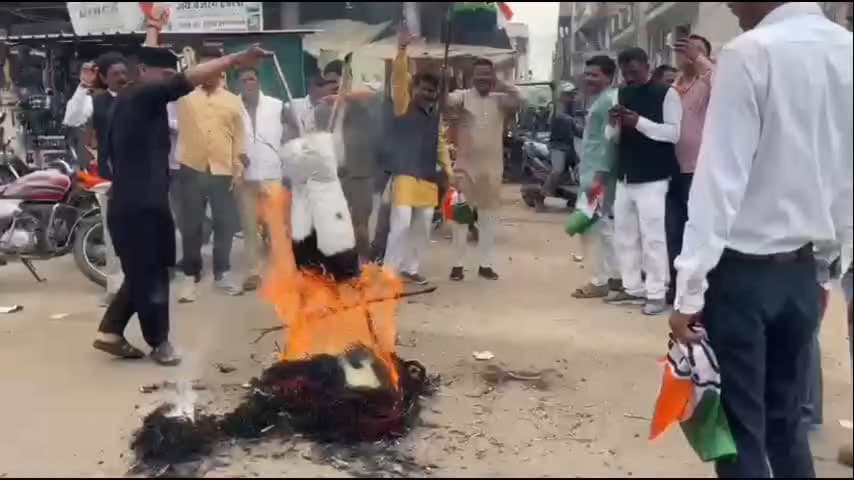 बरेली: विधानसभा बयान पर कांग्रेस भड़की, बरेली में कैलाश विजयवर्गीय का पुतला दहन