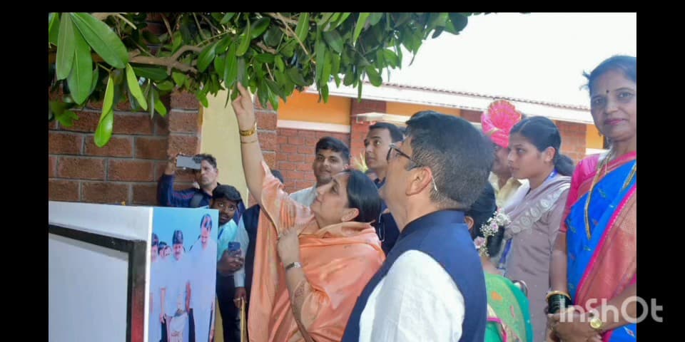 चिपळुण: सावर्डे येथील स्मृतिगंध स्मारकाला उपमुख्यमंत्री सुनेत्रा अजित पवार यांची भेट