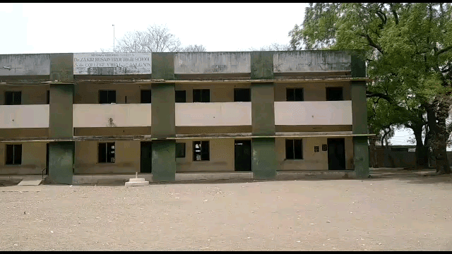 यावल: यावल शहर डॉ. झाकीर हुसेन उर्दू हायस्कूल परीक्षा केंद्रावर कॉपी पुरवताना तिघांना पकडले, यावल पोलिसात गुन्हा दाखल