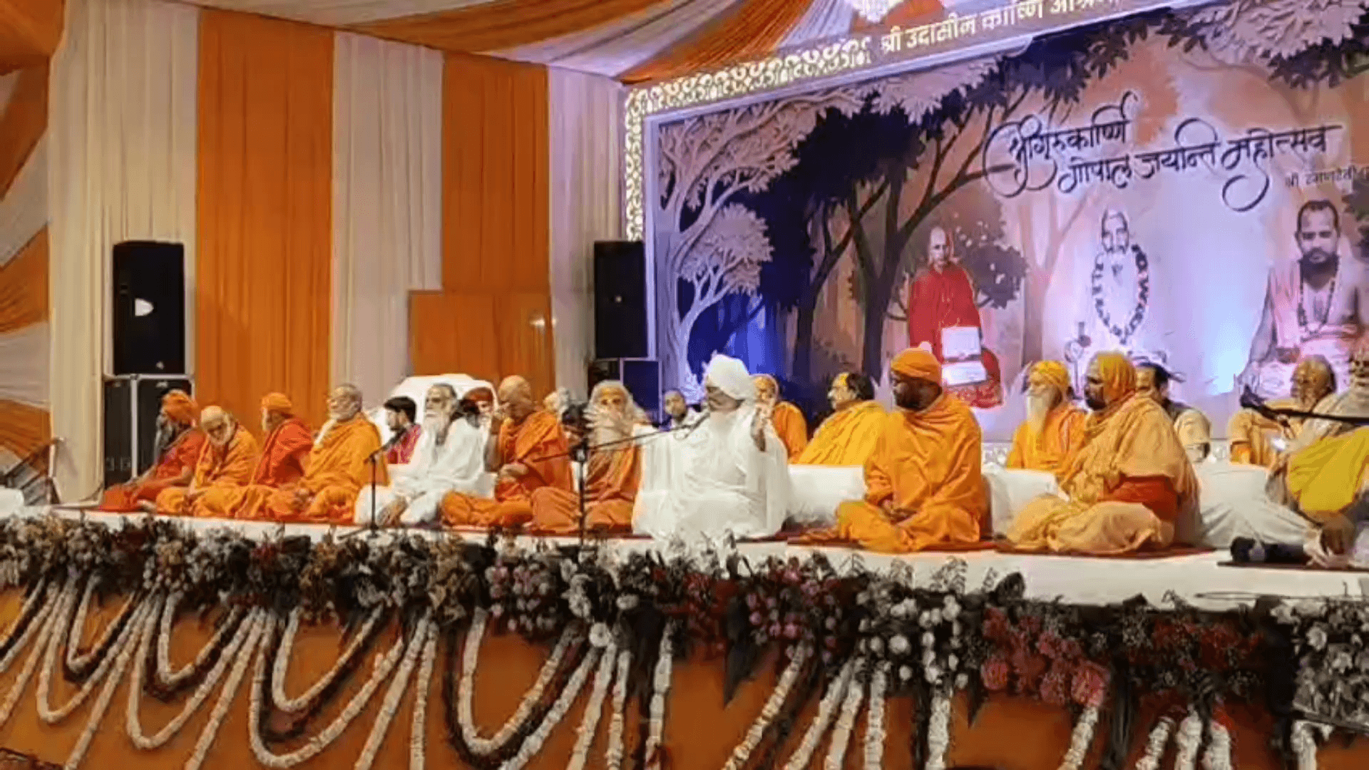 महावन: रमणरेती आश्रम में काषणेय गोपाल जयंती महोत्सव की धूम तीसरे दिन भी जारी, निकला गया डोला, होली कल