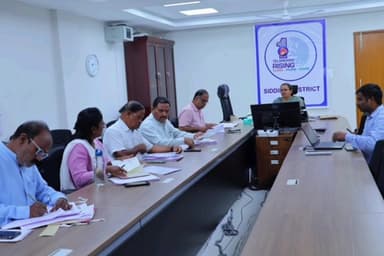 సిద్దిపేట అర్బన్: సిద్దిపేట జిల్లా కలెక్టరేట్ లో ఇందిరమ్మ ఇండ్ల గ్రౌండింగ్ ప్రక్రియ గురించి సమీక్ష నిర్వహించిన జిల్లా కలెక్టర్ హైమావతి