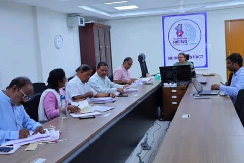 సిద్దిపేట అర్బన్: సిద్దిపేట జిల్లా కలెక్టరేట్ లో ఇందిరమ్మ ఇండ్ల గ్రౌండింగ్ ప్రక్రియ గురించి సమీక్ష నిర్వహించిన జిల్లా కలెక్టర్ హైమావతి
