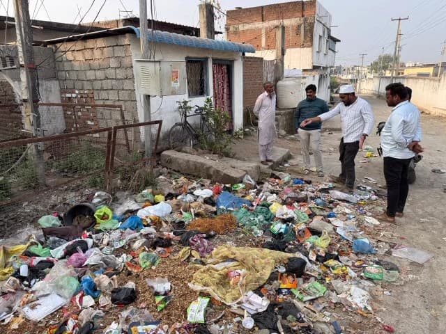 ముధోల్: బైంసా పట్టణంలోని పలు వార్డుల్లో కౌన్సిలర్లతో కలిసి పారిశుద్ధ పనులను పర్యవేక్షించిన మున్సిపల్ చైర్మన్ దత్తాత్రి