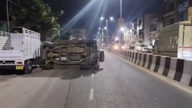 ଛତ୍ରପୁର: ବ୍ରହ୍ମପୁର ଫାଷ୍ଟ ଗେଟ୍ ନିକଟରେ ଭାରସାମ୍ୟ ହରାଇ ଓଲଟି ପଡିଲା କାର୍