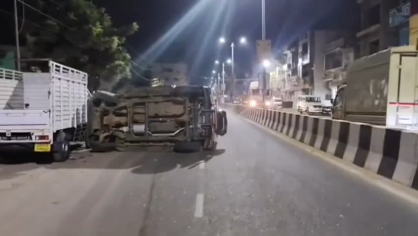 ଛତ୍ରପୁର: ବ୍ରହ୍ମପୁର ଫାଷ୍ଟ ଗେଟ୍ ନିକଟରେ ଭାରସାମ୍ୟ ହରାଇ ଓଲଟି ପଡିଲା କାର୍