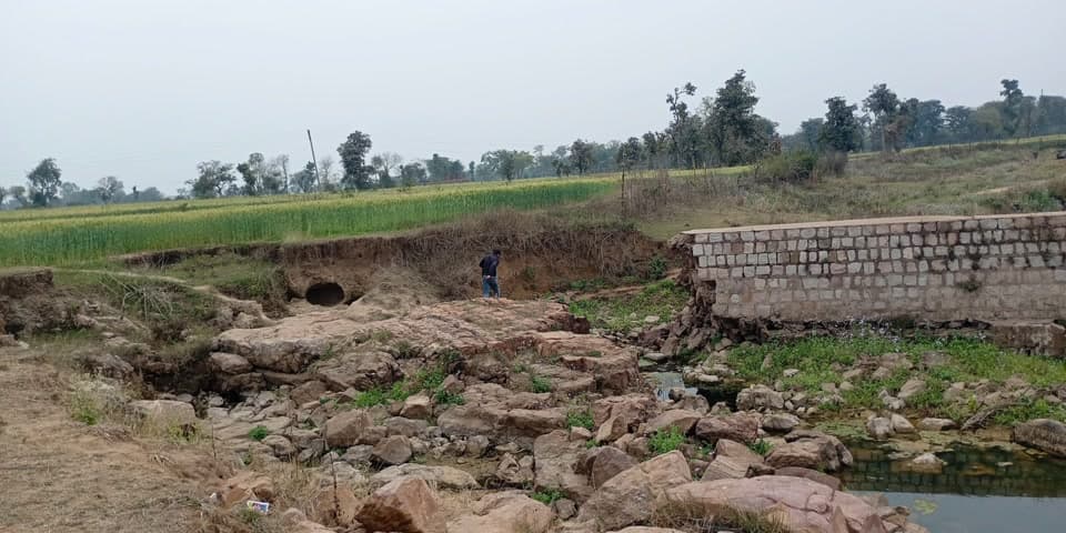 बल्देवगढ़: नदी पर चेकडेम न होने से कई दिनों से लोगों को हो रही है परेशानी