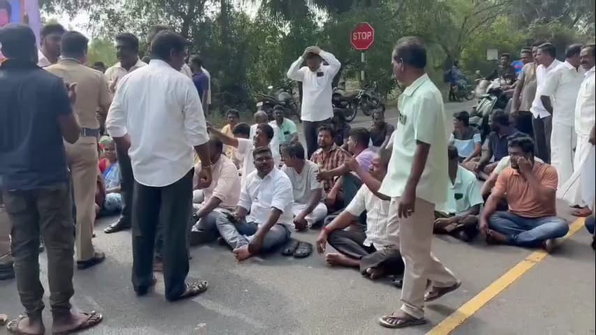 மரக்காணம்: உயிரிழந்த2 மாணவர்கள் குடும்பத்திற்கு நிவாரண வழங்க கோரி பெற்றோர்கள் மரக்காணம் கிழக்கு கடற்கரை சாலையில் சாலை மறியல்