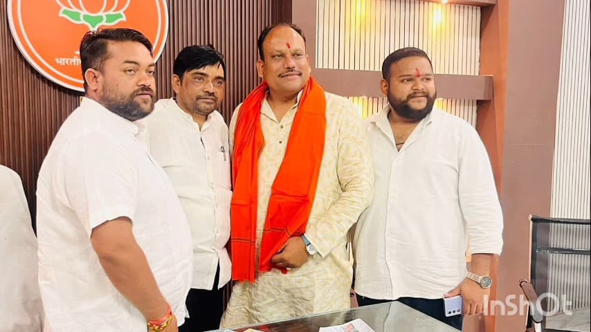 थानखम्हरिया: बेमेतरा नगर पालिका अध्यक्ष विजय सिन्हा ने मंडी गेट के निकट बेमेतरा जिला BJP किसान मोर्चा के अध्यक्ष का अभिनंदन किया