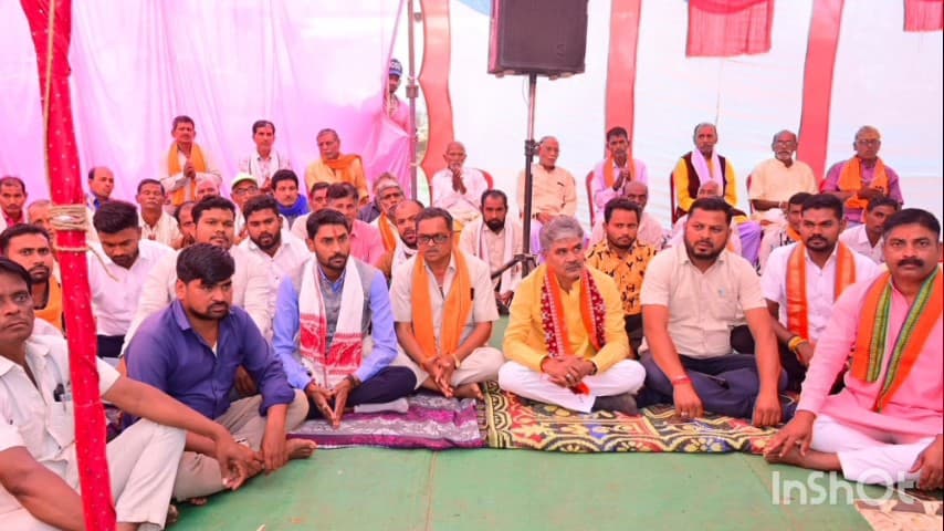 साजा: संबलपुर में श्री मद्भागवत कथा में साजा विधायक ईश्वर साहू शामिल हुए, ग्रामीणों से की सौजन्य मुलाकात