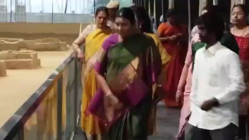 திருப்புவனம்: வரலாற்றுப் பெருமை மிக்க கீழடியில் துர்கா ஸ்டாலின் பார்வை