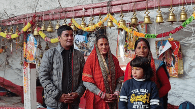 कांडा: टकनार गाँव के देवी मंदिर में दूर-दराज से लोग देवी भागवत महापुराण सुनने पहुँचे, पूर्व विधायक भी शामिल