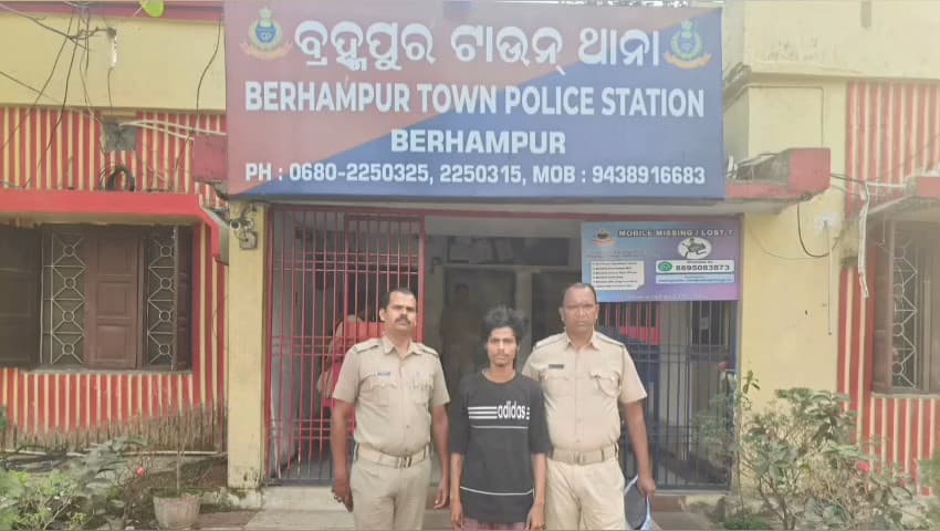 ଛତ୍ରପୁର: ଚୋରୀ ମାମଲାରେ ବ୍ରହ୍ମପୁର ଖାଜା ସାହିରୁ ଜଣେ ଅଭିଯୁକ୍ତଙ୍କୁ ଗିରଫ କଲା ଟାଉନ୍ ଥାନା ପୋଲିସ