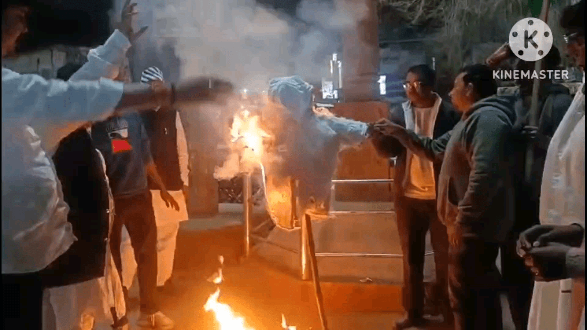 नागौद: कांग्रेस कार्यकर्ताओं ने नागौद में भाजपा सरकार का पुतला दहन किया