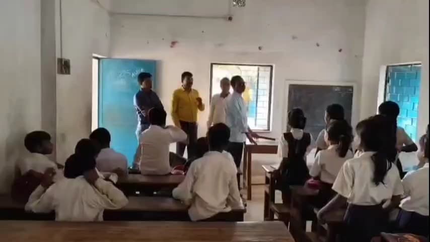 বিনপুর ১: ঝাড়গ্রাম জেলার লালগড়ে দৃষ্টিহীন শিক্ষকের অনন্য উদ্যোগে স্কুলমুখী হয়ে উঠছে পড়ুয়ারা
