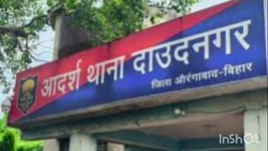 दाउदनगर: दाउदनगर थाने की पुलिस ने बालू लदे ट्रैक्टर को किया ज़ब्त