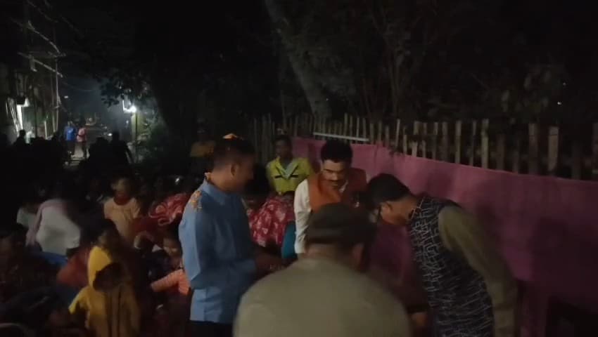 ক্যানিং ১: ক্যানিং রাজারলাট পাড়ায় তৃণমূলের জনসংযোগ কর্মসূচিতে উপস্থিত বিধায়ক