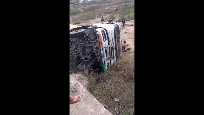 माडा: खोखरी गांव में पुल के पास पलटा बल्कर, बड़ा हादसा टला, बाइक बचाने में हुआ हादसा, सड़क चौड़ीकरण की मांग उठी