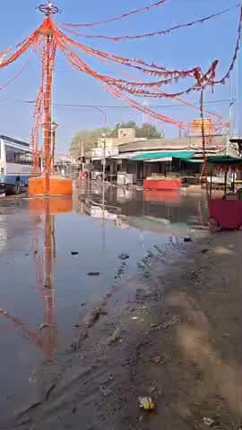 लोहावट: आऊ कस्बे में बुधवार शाम को हुई हल्की बारिश के बाद सड़कों पर पानी भर गया, आमजन परेशान