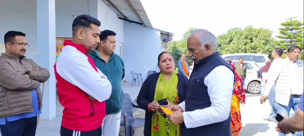 गदरपुर: विधायक अरविन्द पांडेय ने गूलरभोज स्थित अपने कैंप कार्यालय में क्षेत्रवासियों की समस्याएं सुनीं