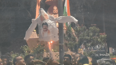 महू के ड्रीमलैंड चौराहे पर मंत्री कैलाश विजयवर्गीय का पुतला जलाया गया