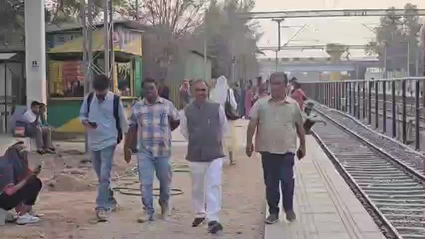 છોટાઉદેપુર: સાંસદે રેલવે સ્ટેશનની આકસ્મિક મુલાકાત લીધી, રેલવેમાં મુસાફરી કરી મુસાફરો સાથે વાર્તાલાપ કર્યો, જુઓ