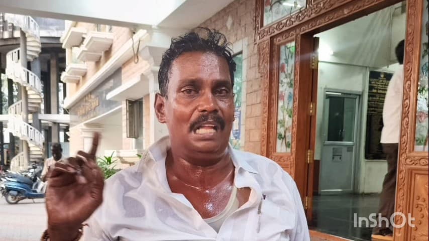 தேனி: கழிப்பறை டெண்டர் குறித்து தகவல் தெரிவிக் காததால் நகராட்சி அலுவலகம் முன் தீக்குளிக்க முயன்ற திமுக நிர்வாகியால் பரபரப்பு
