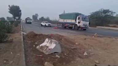 पिंडवाड़ा: अजारी फाटक के पास ठेकेदार की लापरवाही से बीच सड़क पर रखे ब्लॉक से टकराई कार, हादसे के बाद पलटी कार में सवार चार लोग