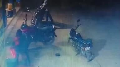 टाटीझरिया: झरपो बुध बाजार के पास दो बाइकों की टक्कर में युवक घायल, सीसीटीवी में कैद