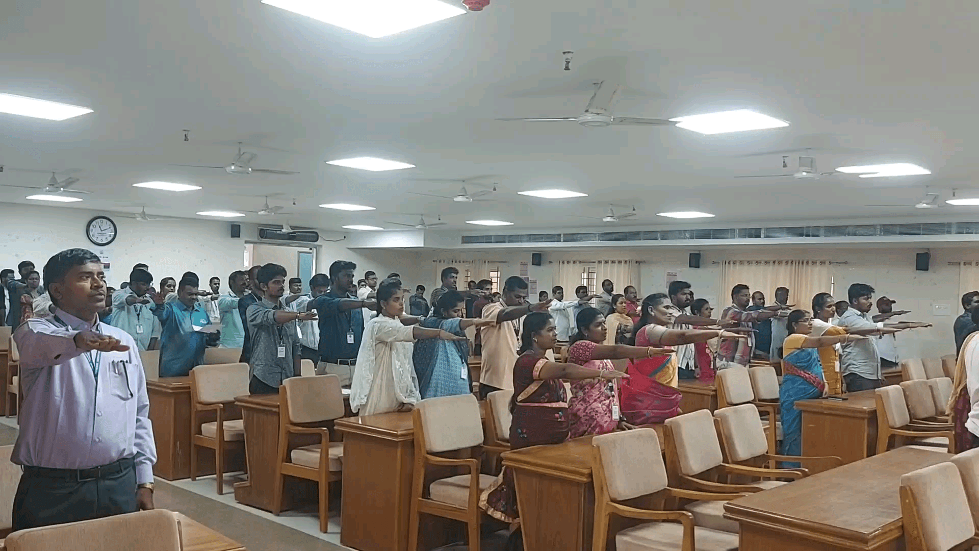 திருப்பத்தூர்: தமிழில் கையெழுத்து போடுவோம், குழந்தைகளுக்கு தமிழ் பெயர்கள் வைப்போம் என ஆட்சியர் அலுவலகத்தில் உறுதி ஏற்ற கலெக்டர்