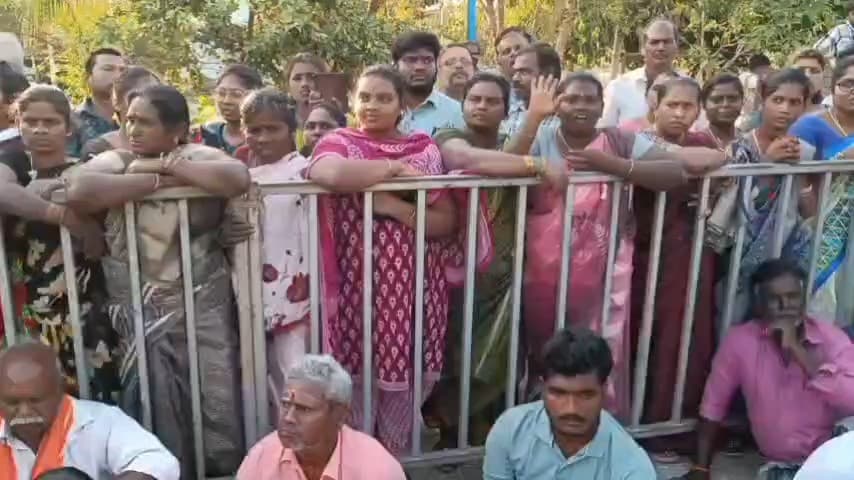 ராசிபுரம்: அங்காள பரமேஸ்வரி அம்மன் கோவிலில் மயான கொள்ளை விநோத நிகழ்ச்சியில் ஏராளமான பக்தர்கள் பங்கேற்றனர்
