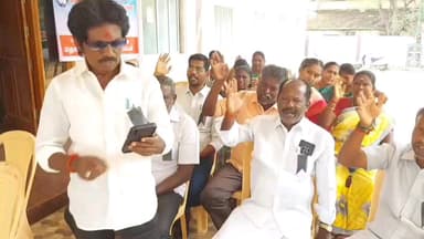 புதுக்கோட்டை: காலம் முறை ஊதியம் வேண்டி தாலுகா அலுவலகத்தில் தமிழ்நாடு வருவாய் கிராம ஊழியர்கள் சங்கத்தினர் காத்திருப்பு போராட்டத்தில் ஈடுபட்டனர்