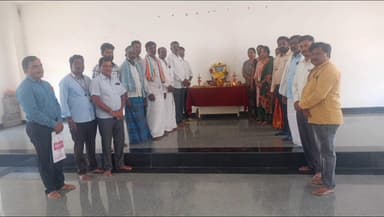ಹಗರಿಬೊಮ್ಮನಹಳ್ಳಿ: ಪಟ್ಟಣ ತಾಲೂಕು ಆಡಳಿತದ ವತಿಯಿಂದ ಕಚೇರಿ ಸಭಾಂಗಣದಲ್ಲಿ ಶ್ರೀ ತ್ರಿಪದಿಯ ಬ್ರಹ್ಮ ಸರ್ವಜ್ಞ ಅವರ ಜಯಂತಿ ಆಚರಣೆ