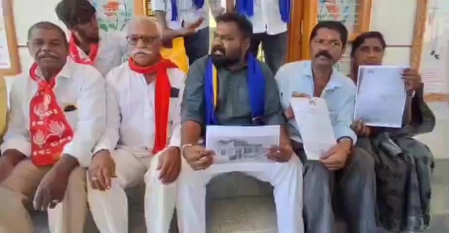 పుంగనూరు: ఎస్సీ ఎస్టీల పట్ల రెవెన్యూ అధికారుల నిర్లక్ష్య వైఖరి నశించాలి.
 మాల మహానాడు సంఘం సభ్యుల ఆధ్వరంలో ధర్నా.