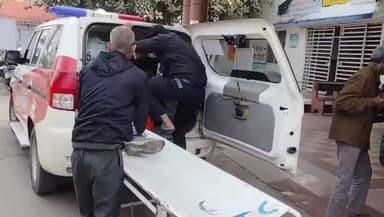 दतिया: गोराघाट पुल के पास भीषण सड़क हादसे में 7 लोग घायल, डायल 112 पुलिस ने पहुंचाया अस्पताल, अज्ञात वाहन ने मारी टक्कर