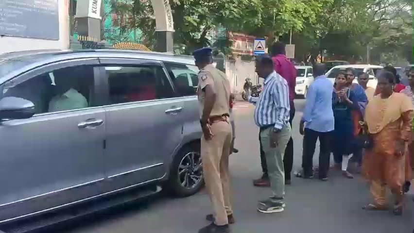 வேளச்சேரி: மேல்நிலைப்பள்ளி அருகே அமைச்சர் அன்பில் மகேஷ் முற்றுகையிட்ட பெற்றோரால் பரபரப்பு